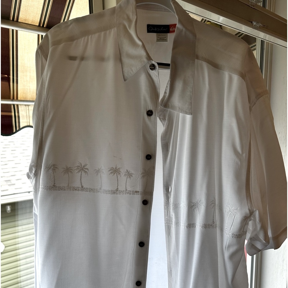 Mens button down Hawaiian style shirt